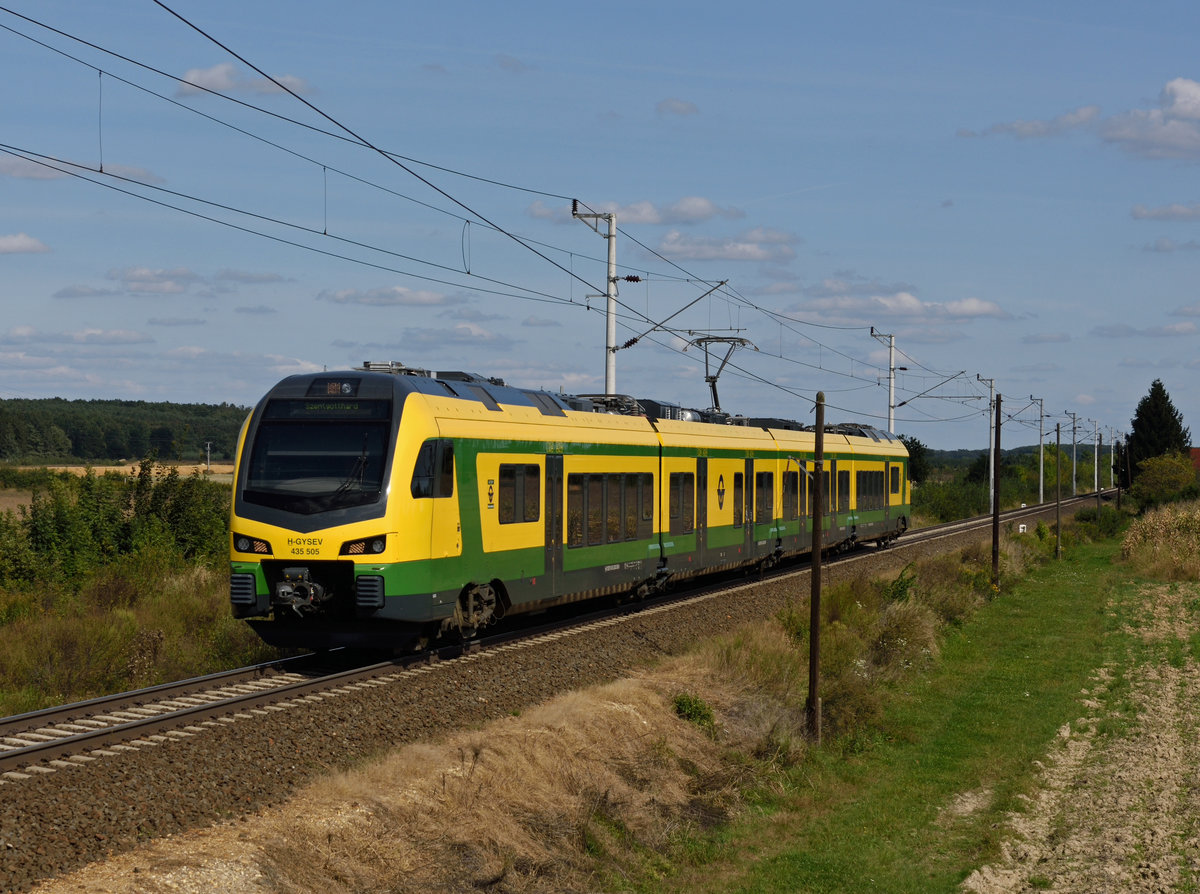 Der GySEV Flirt 435 505 war am 20. September 2019 als  R 9116 von Szombathely nach Szentgotthárd unterwegs, fotografiert bei Ratot. 