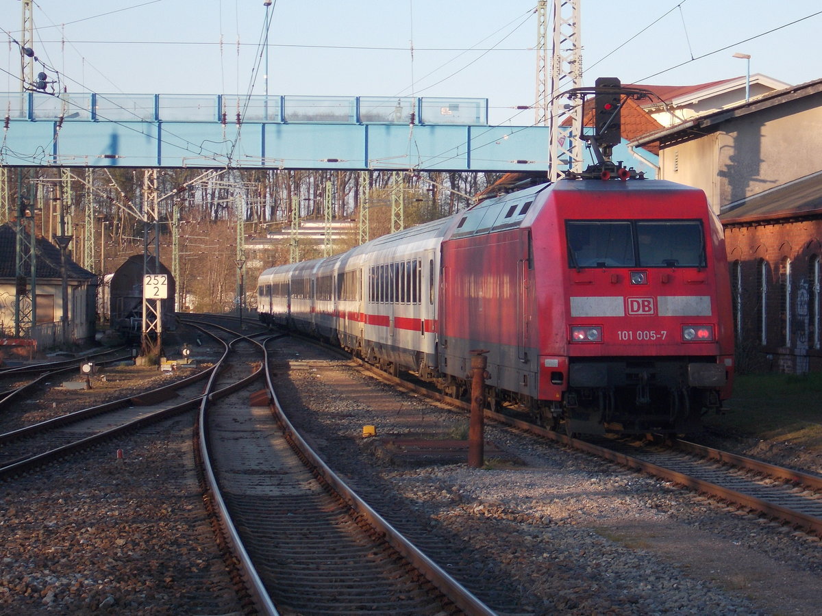 Der Halt für den IC 2424 Berlin Südkreuz-Binz war,am 19.April 2017,in der ehemaligen Kreisstadt Bergen/Rügen beendet so das 101 005 den IC aus dem Bahnhof schob.