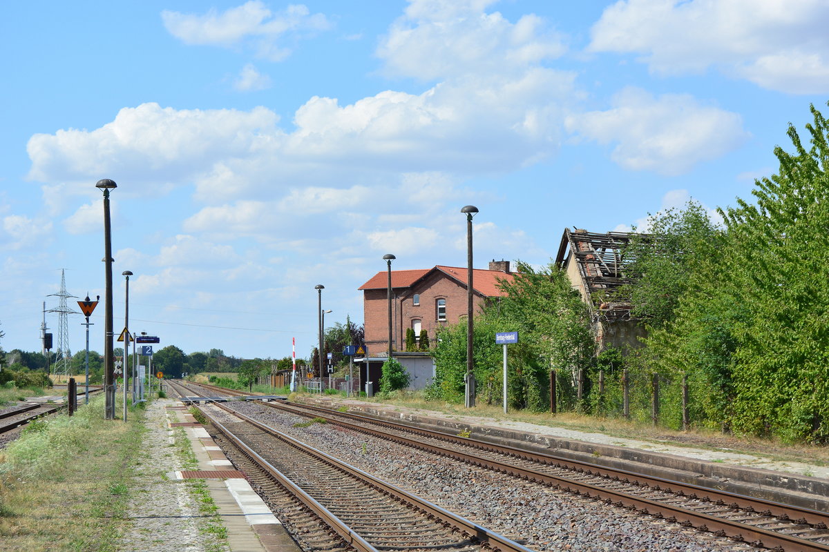 Der Haltepunkt Bernburg Friedenshall ist 3 Wochen vorseiner Schließung schon ziemlich herunter gekommen. Das Abfertigungsgebäude ist abgebrannt und einsturz gefährdet. Das Wartehäuschen und Relaishäuschen beschmiert und das Unkraut wuchert ebenfalls bereits auf den Bahnsteig. Der Haltepunkt wurde am 19.8.2019 geschlossen. Ersetzt wird er durch den neuen Haltepunkt Bernburg Roschwitz welcher zum Fahrplanwechsel am 15.12.2019 in Betrieb gehen soll. 

Bernburg 27.07.2019