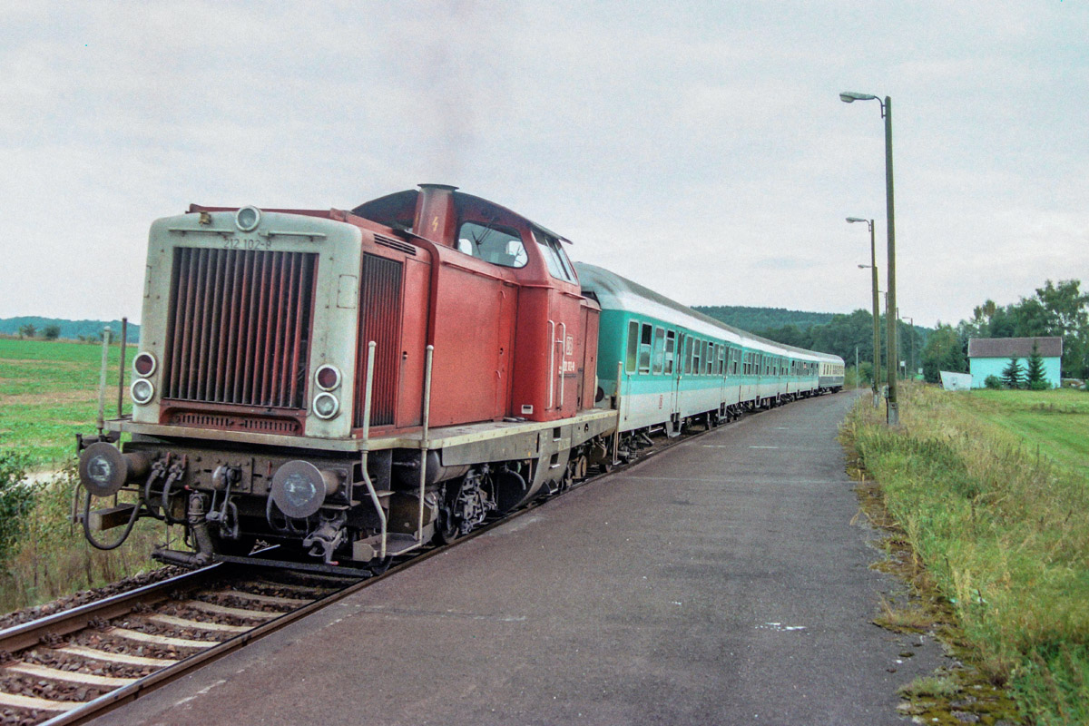 Der Haltepunkt Bibra bot auch am 20.9.99 noch schlichtes Reichsbahn-Flair. 212 102 zog ihre lange Garnitur nach kurzem Aufenthalt gen Meiningen weiter. 