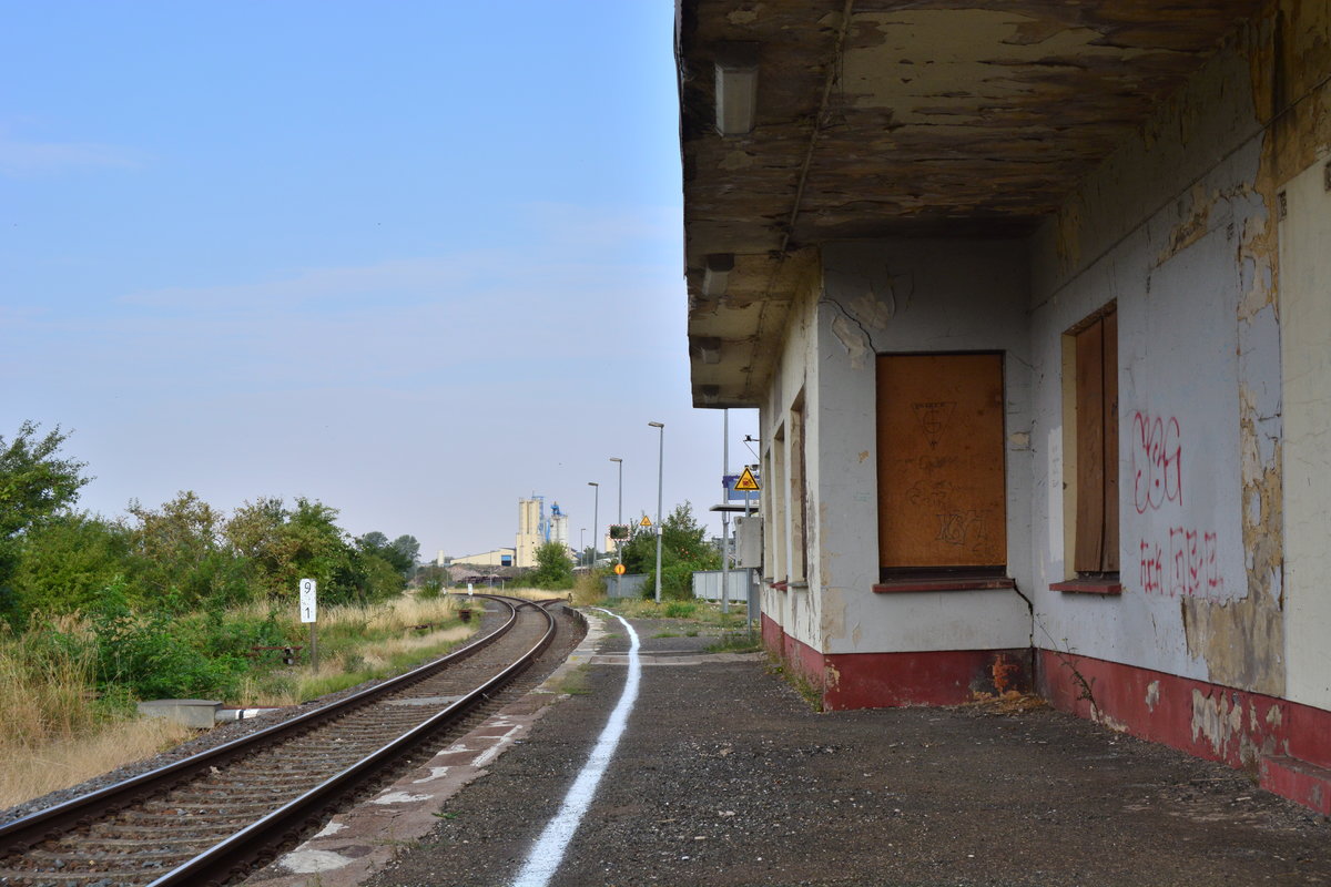 Der Haltepunkt und Blockstelle Glückauf haben schon bessere Zeiten erlebt. Die Blockstelle ist durchgeschaltet und die Gebäude am Haltepunkt verbrettert.

Sondershausen 09.08.2018