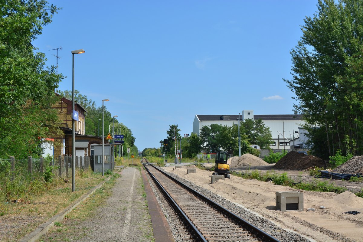 Der Haltepunkt Dessau Alten. Vom Bahnhof zum Haltepunkt degradiert. 2018 erhielt er einen neuen Bahnsteig auf der Gegenseite des alten Bahnsteigs.

Dessau Alten 28.07.2018