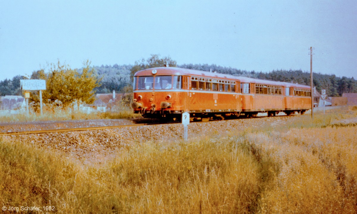 Der Haltepunkt Wernsbach lag exakt am km-Stein 9. Im Sommer 1982 rollte eine damals typische Schienenbusgarnitur nach Winsbach (rechts) daran vorbei. 9 Jahre später hielten letztmals Züge am schmalen Schüttbahnsteig.