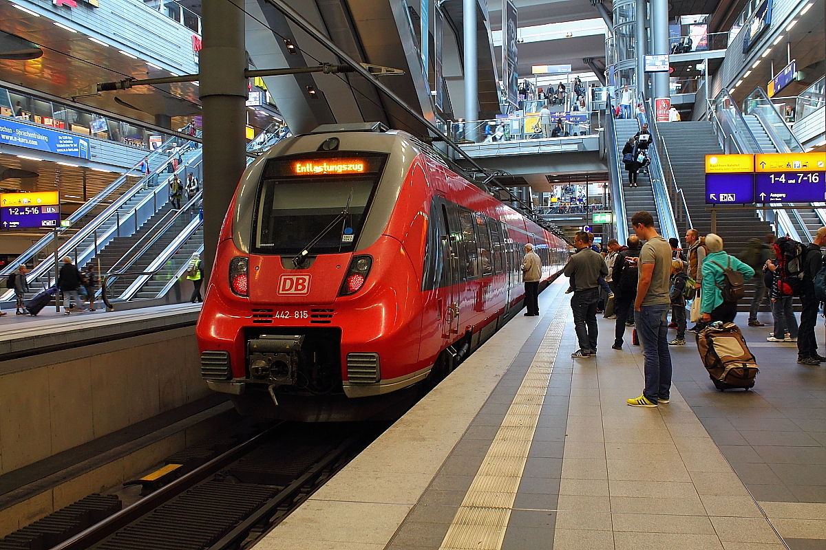 Der Hamster 442 815 und ein weiterer Fünfteiler als Entlastungszug auf der RE 3 kurz vor der Abfahrt am 24.08.2014 in Berlin Hbf nach Stralsund Hbf.