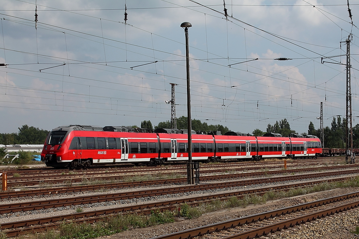 Der Hamster 442 815 macht am 03.08.2014 im Bahnhof Oranienburg Pause.