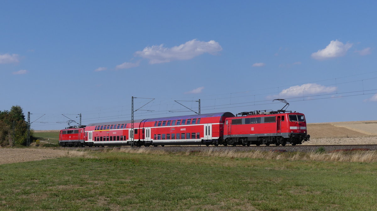 Der  Hamster-Ersatz  des Mittelhessenexpress war im vergangen Jahr einige Zeit mit einem 111er Sandwich unterwegs, welches hier als RB49 nach Hanau zwischen Ostheim (b. Nidderau) und Burchköbel fotografiert werden konnte. Aufgenommen am 12.9.2018 15:37