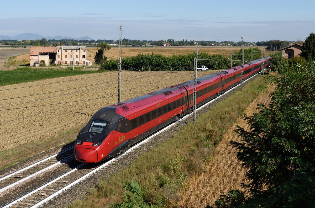 Der hamsterbäckige ETR 675 012 passierte am Morgen des 21. September 2021 als Italo 8902 auf seinem Weg von Trieste Centrale nach Napoli Centrale 2021 die Fotostelle im venezianischem Rovigo. 