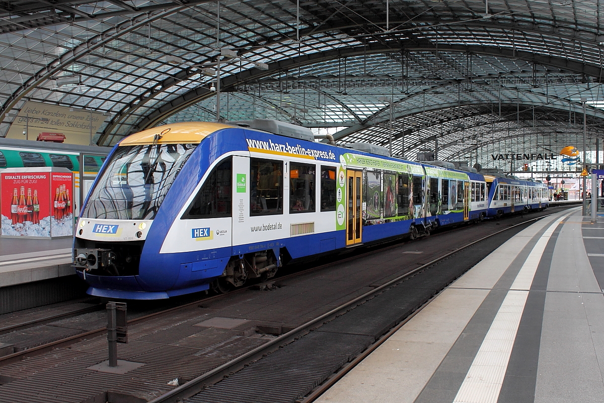 Der Harz-Berlin-Express mit dem VT 806 (95 80 0648 284-7+95 80 0648 784-6 D-HEX) nach Thale Hbf und der VT 807 (95 80 0648 285-4+95 80 0648 785-3 D-HEX)nach Goslar als HEX 80200 aus Berlin Ostbahnhof am 14.05.2015 beim Halt in Berlin Hauptbahnhof.