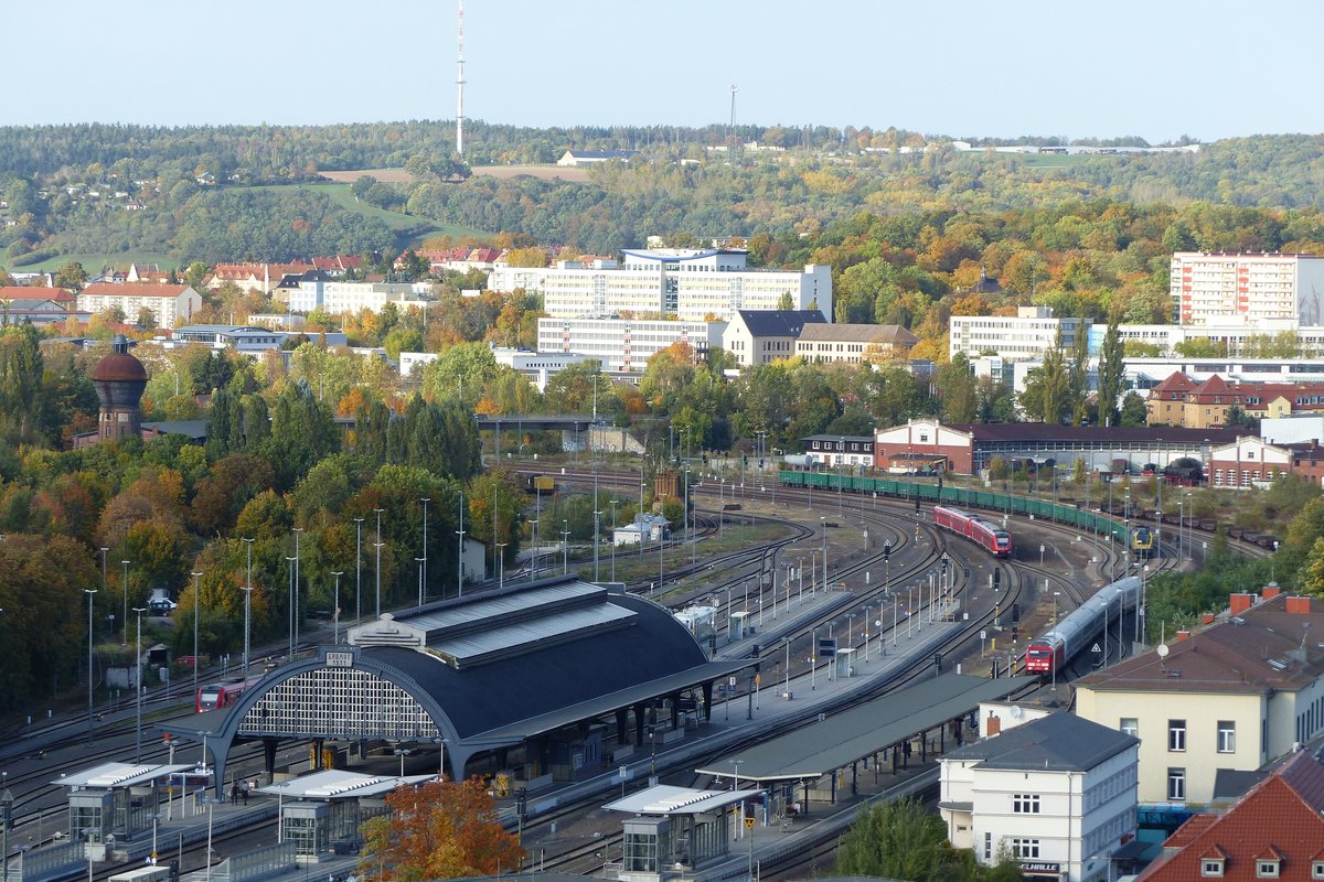 Der Hauptbahnhof von Gera am 13.10.2019. Zu sehen ein Regionalexpress bei der Ausfahrt Richtung Leipzig, eine Maxima 40CC mit einem Starkenberger Abraumzug und der einfahrende IC aus Köln.
