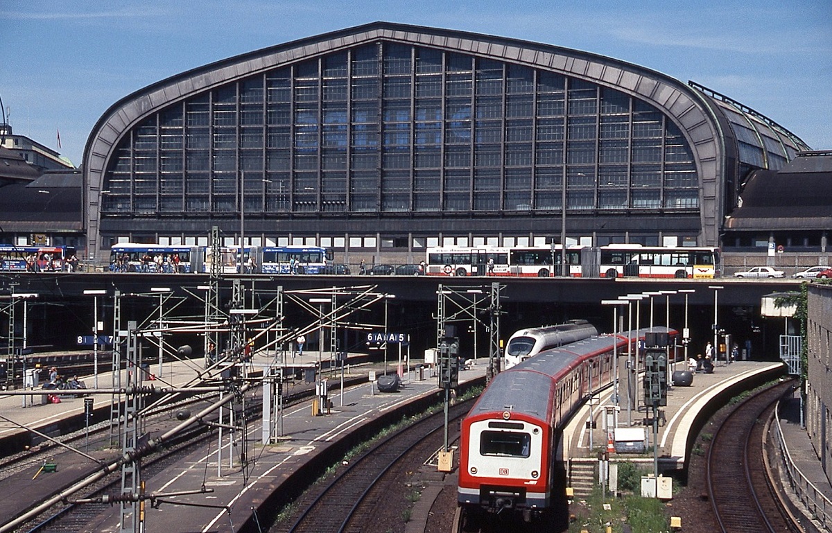 Der Hauptbahnhof Hamburg Ende Mai 2011 mit einem ausfahrenden S-Bahn-Zug der Baureihe 472/473, inzwischen ist auch die Verbindung nach Lübeck elektrifiziert