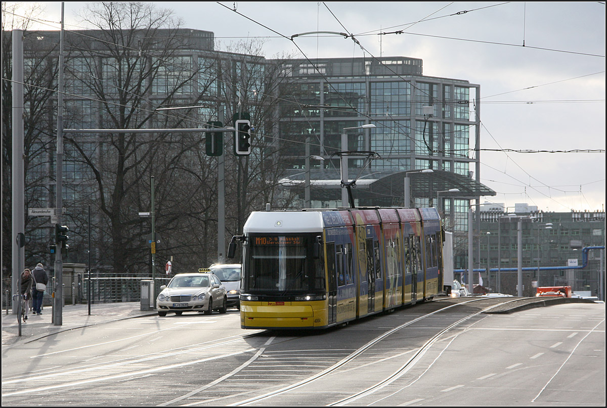 Der Hauptbahnhof im Hintergrund -

Eine Straßenbahn vom Typ Flexity Berlin hat die Haltestelle Hauptbahnhof verlassen und fährt durch die Invalidenstraße in Richtung Spandauer Vorstadt.

23.02.2016 (M)