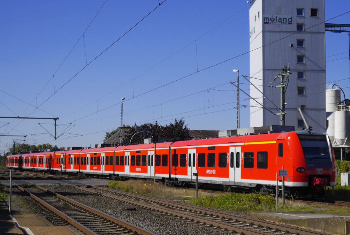 Der Heinsberger Zug wird in Lindern in Gleis 3 mit der RB 33 aus Wesel vereinigt. Gemeinsam geht es dann weiter nach Aachen. Aufnahme vom  30.9.15. Vorn: 425 071, hinten 425 036.