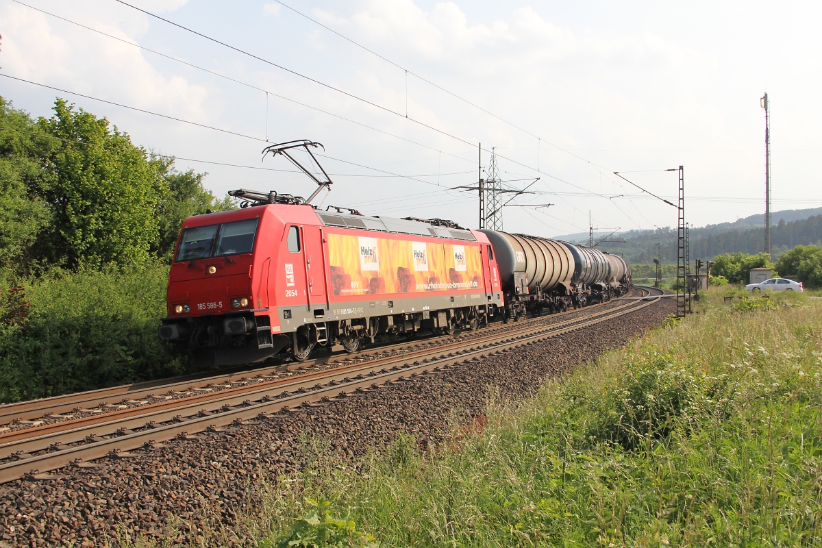 Der  Heizprofi  der HGK, 185 586-5 mit Kesselwagenzug in Fahrtrichtung Norden. Aufgenommen zwischen Friedland(HAN) und Eichenberg am 11.06.2013.