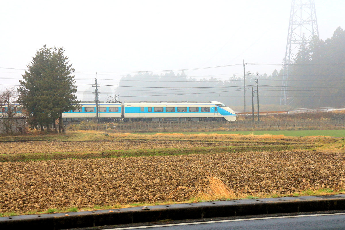 Der hellblaue Express-Zug 108 des Tôbu-Konzerns bei strömendem Regen in der Nähe von Kinugawa, 30.März 2019 