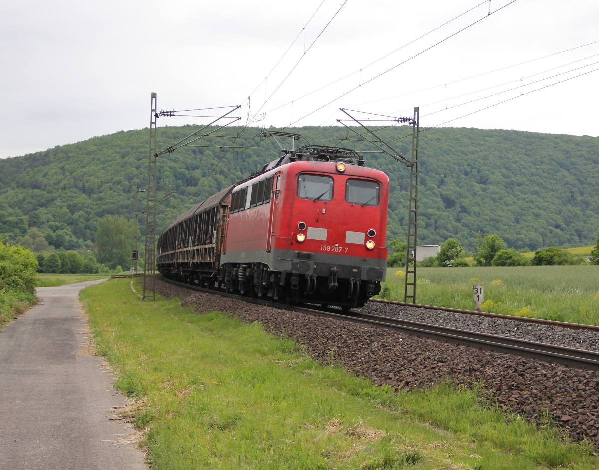 Der  Henkel-Zug  wurde am 23.05.2013 von 139 287-7 in Richtung Sden bespannt. Aufgenommen bei Harrbach.