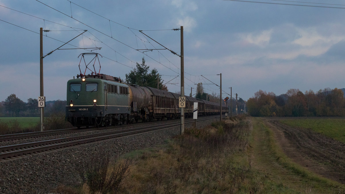 Der Henkelzug mit 140 438-3 war am 10. November 2019 bei Laubenzedel zugegen. Man beachte die Lampen ! :) 