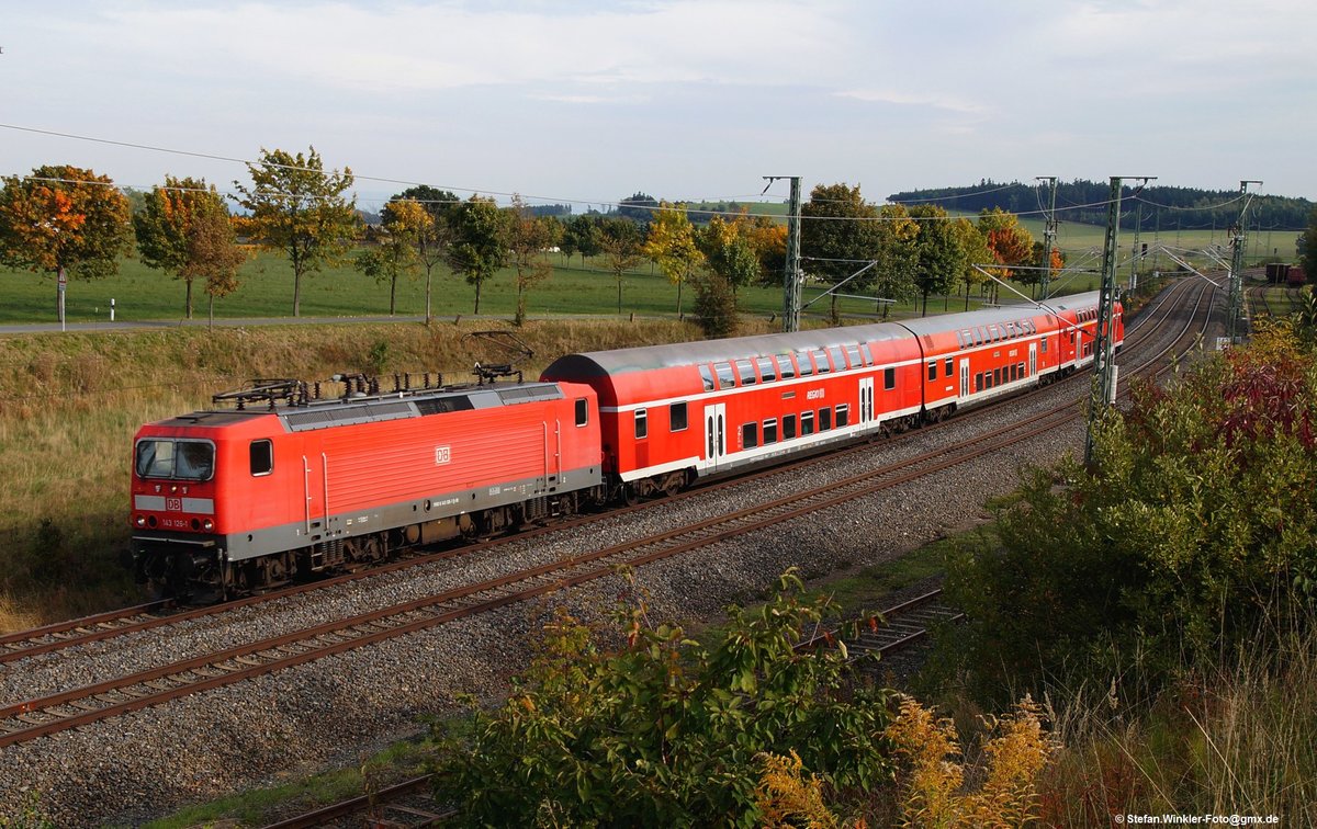 Der Herbst am 03.10.2015 in der Nähe von Reuth in Sachsen. Der RE3 kommt mit BR 143 und Dosto um die Ecke. Einige Tage später wäre die Baumreihe hinten sicher noch mehr schön Bunt gewesen.... Bild ist aber auch so schon historisch.