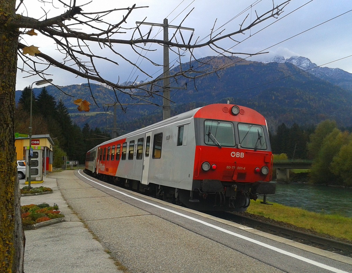 Der Herbst ist da. Die letzten drei Blätter hängen noch am Baum und der Schnee liegt schon auf den Bergen.
Hier fährt soeben der R 4863 (Lienz - Spittal-Millstättersee) ab. Aufgenommen am 28.10.2015 in Berg im Drautal.