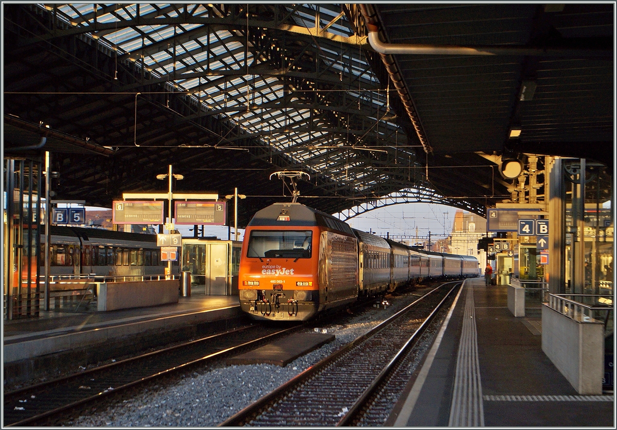 Der Herbst färbt nicht nur Landschaften bunt, sondern auch Loks: Auf Flughöhe  Nul  wirbt nun Easy-Jet für ihre Fluglinien. Die SBB Re 460 063-1 mit dem IC von Zürich verlässt Lausanne pünktlich Richtung Genève.
2. Nov. 2014