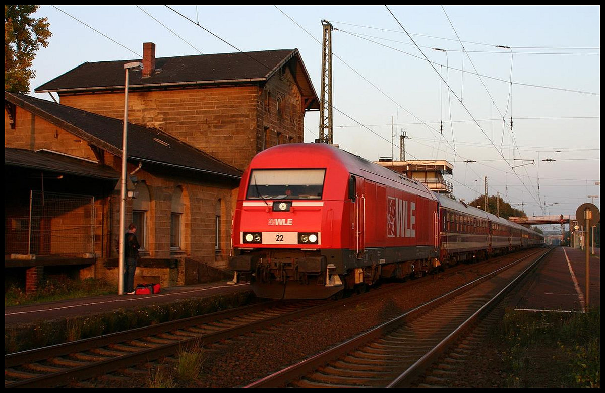 Der Hercules WLE 22 kommt hier am 7.10.2007 um 18.20 Uhr mit dem Euro Express Partyzug DLR 80084 nach Köln in der Abendsonne durch den Bahnhof Hasbergen.