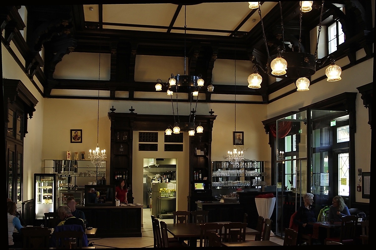 Der hervorragend restaurierte Wartesaal des Bahnhofs Bayerisch Eisenstein versetzt den Besucher in eine Zeit zurück, als man noch reiste und nicht nur befördert wurde, kein Vergleich mit den Plastik-Imbissen auf heutigen Großstadtbahnhöfen (16.02.2019)