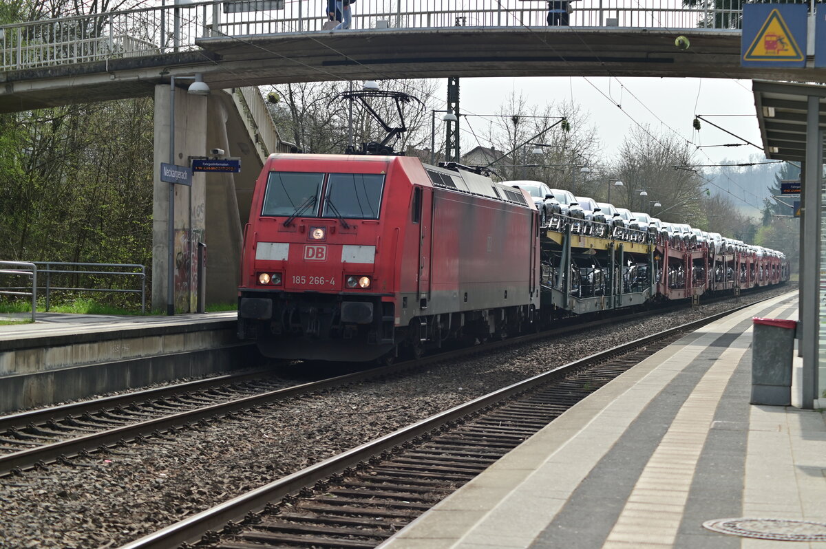 Der heutige AUDI-Zug wurde von der 185 266 durch Neckargerach gen Heidelberg gezogen. 29.3.2022
