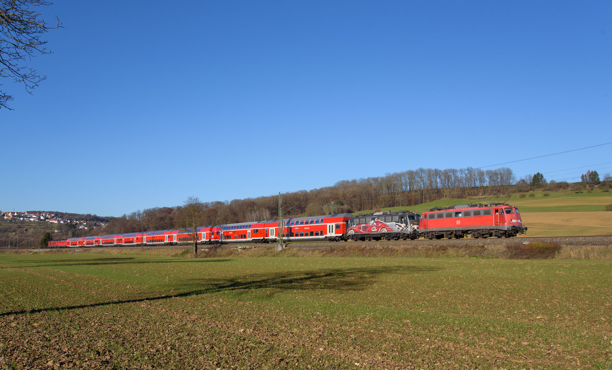 Der heutige PBZ 2461 nach München-Pasing angeführt von 115 448 und 115 509 sowie 8 Dostos und zwei 120er am Zugschluß.Aufgenommen bei Uhingen am 3.12.2016.