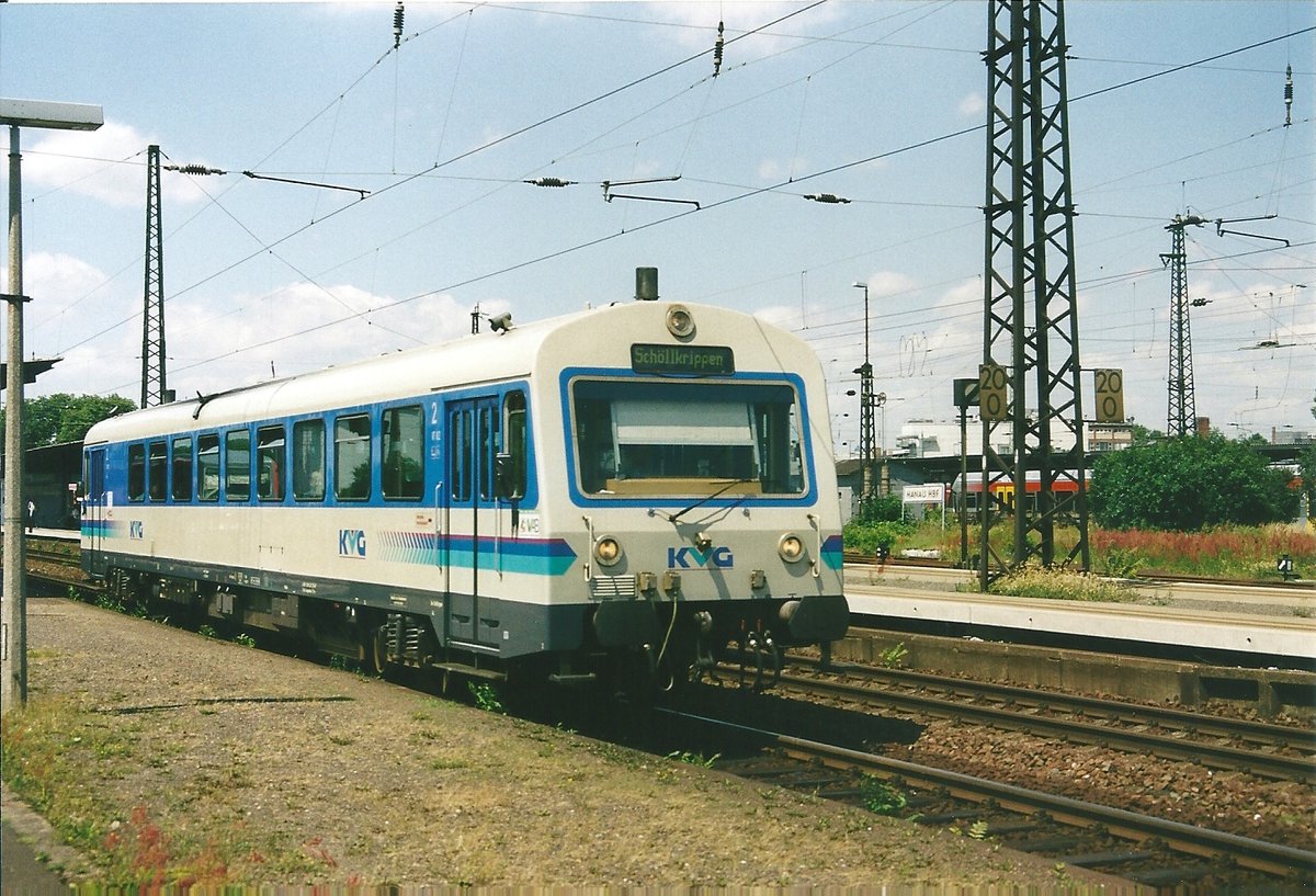 Der heutige WEE-VT 626 982 fährt am 20.6.2003 als KVG-VT 82 aus Hanu Hbf in Richtung Schöllkrippen aus.