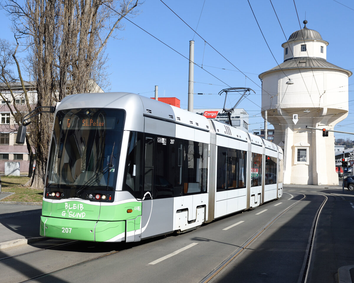 Der HGL Triebwagen 207 befuhr am Nachmittag des 02. März 2022 das neue Teilstück der Linie 6, und wurde von mir bei seiner Rückkehr aus der Endstation Smart City vor der Kulisse des alten Wassertrums des grazer Hauptbahnhofs fotografiert.