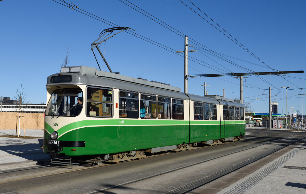 Der HGL Triebwagen 502 befährt am Nachmittag des 18. Jänner 2022  das neue Teilstück der Linie 4 zum gerade entstehenden, neuen Stadtteil Reininghaus, und wurde von mir kurz vor der Haltestelle Jochen-Rindt-Platz fotografiert.