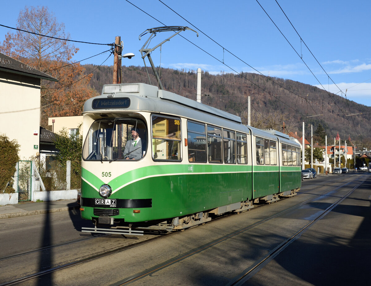 Der HGL Triebwagen 505 war am Vormittag des 18. Jänner 2022 auf der Linie 7 zur Endstation Wetzelsdorf unterwegs, und wurde von mir in der Burenstraße fotografiert.