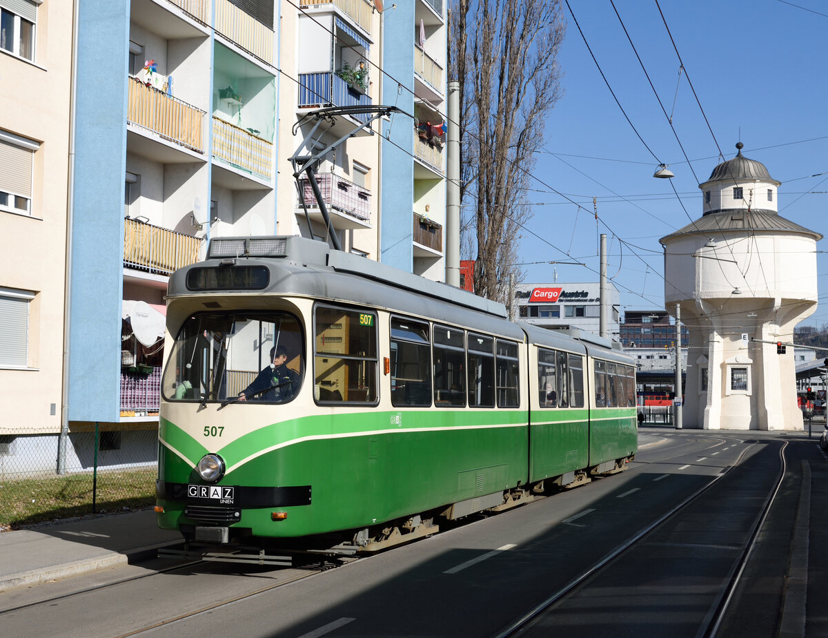Der HGL Triebwagen 507 befuhr am Nachmittag des 02. März 2022 das neue Teilstück der Linie 6, und wurde von mir bei seiner Rückkehr aus der Endstation Smart City vor der Kulisse des alten Wassertrums des grazer Hauptbahnhofs fotografiert.