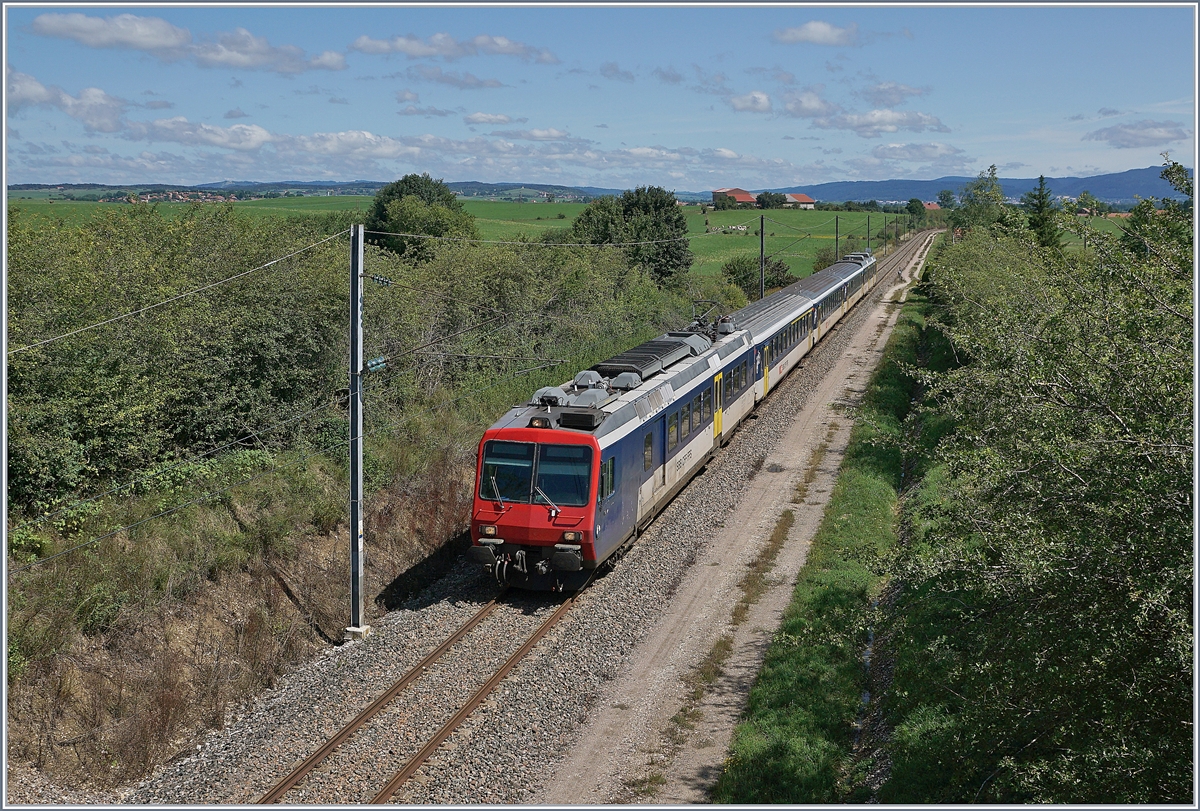 Der hier als RE 18124 von Neuchâtel nach Frasne fahrende SBB NPZ RBDe 562 mit EW I AB, EW I B , EW I B und NPZ Bt nutzt unter der mit 25000 Volt und 50 Hz gespeisten Fahrleitung sein Mehrstromsystem. Bis Pontarlier wurde der Zug mit 15000 Volt und 16 2/3 Hertz gespeist, auch auf dem mit SNCF Fahrleitung versehen Abschnitt von der Grenze bei Les Verrières bis nach Pontarlier. 

Das Bild zeigt den Zug kurz nach La Rivière-Drugeon auf einem Hochplateau im französischen Jura (ca. 800 müM) und damit schon bald am Ziel seiner Reise .

21. August 2019   