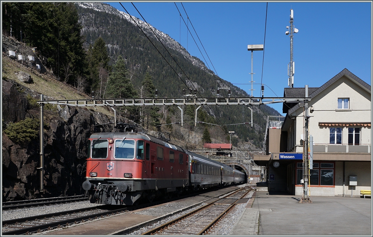 Der hier gegen Süden fahrende IR ist auf dem Weg Richtung Norden: Die SBB Re 4/4 II 11251 mit ihrem  Gotthard IR  bei der Durchfahrt in Wassen.  
17. März 2016