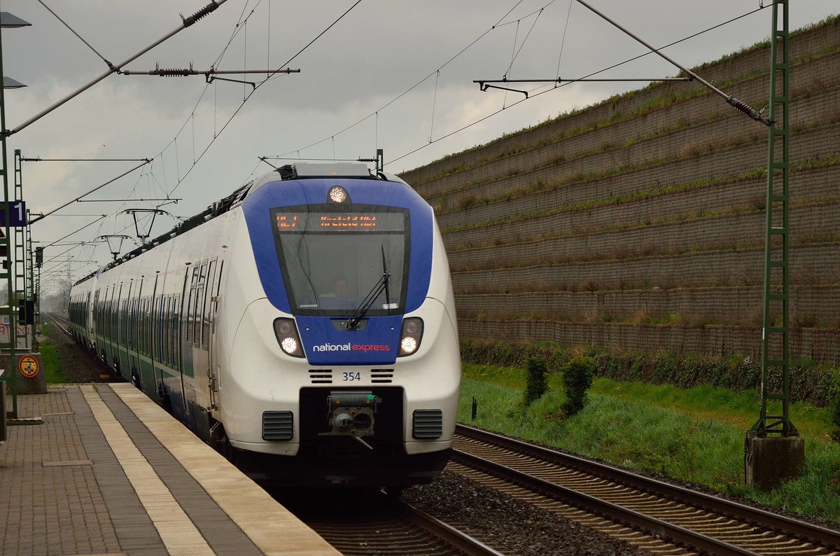 Der hier nach Krefeld fahrende 9442 354 der NX ist auf der RE 7 unterwegs.
Bei Dennis Fiedlers Bild vom Messpunkt am Strommast ist er der Zug der verschwommen im Hintergrund abgelichtet ist. Allerheiligen 24.4.2016