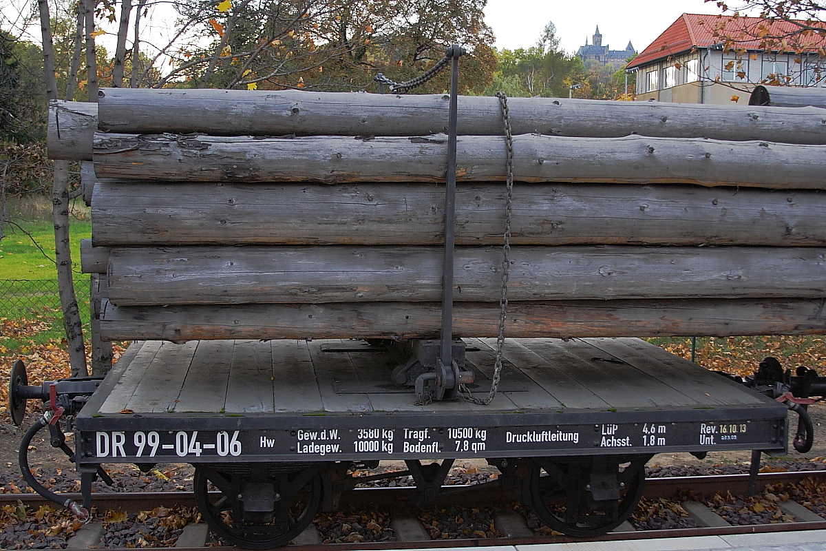 Der hier zu sehende Waggon 99-04-06 gehört, genau wie sein  Zwillingsbruder  99-04-19 am anderen Ende der Baumladung, zur Gattung Hw (Drehschemelwagen für Langholztransporte). Gebaut wurden die Wagen 1900 bei Gebr. Hoffmann in Breslau und befinden sich seit 1999 im Besitz der IG HSB. Das Bild entstand am 20.10.2013 im Bahnhof Wernigerode, als beide Wagen in einen Sonderzug der IG HSB nach Gernrode eingestellt waren.