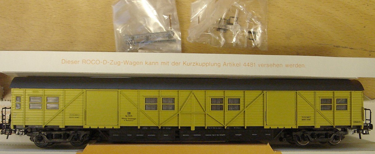 Der Hilfszug-Gerätewagen der DB, gelb (Epoche IV), von Roco, späte 70er Jahre, Artikelnummer 4359 - aufgenommen am 11.12.2013