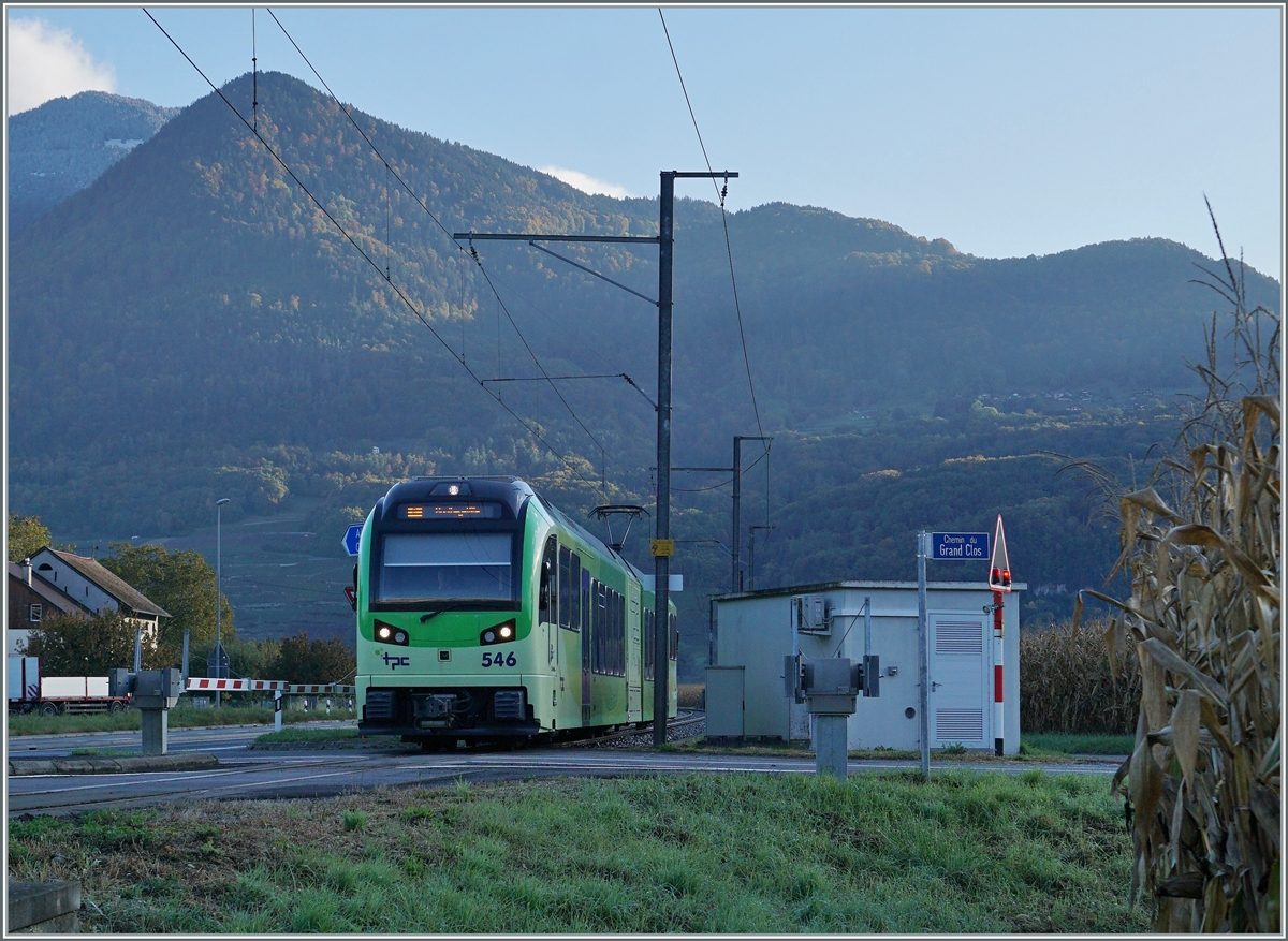 Der Himmel klart auf doch noch liegt das Rohnetal im Schatten, als sich der TPC (AOMC/ASD) Beh 2/6 546 der Haltestelle St-Triphon Gare nähert. 

12. Okt. 2020