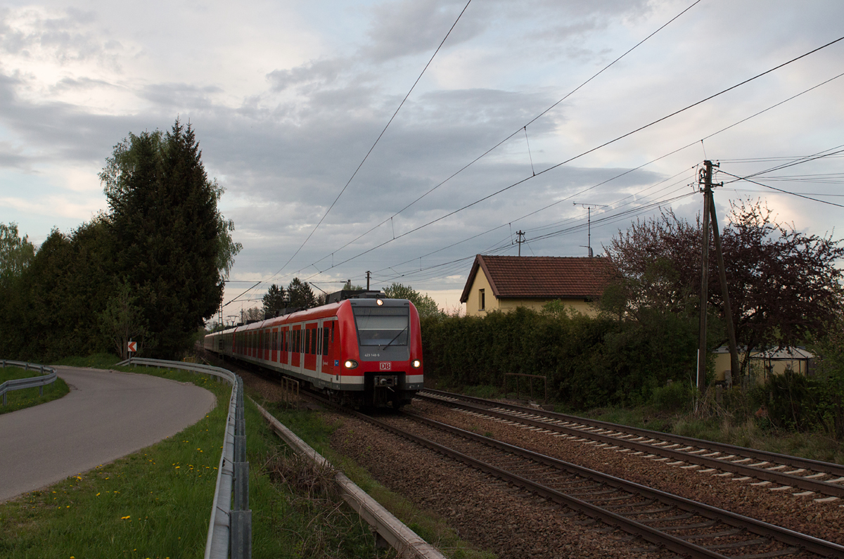 Der Himmel zog langsam aber sicher zu, als 423 148-6 als S2 nach Petershausen am Abend des 27.04.15 den Ortsrand von Markt Schwaben passierte.