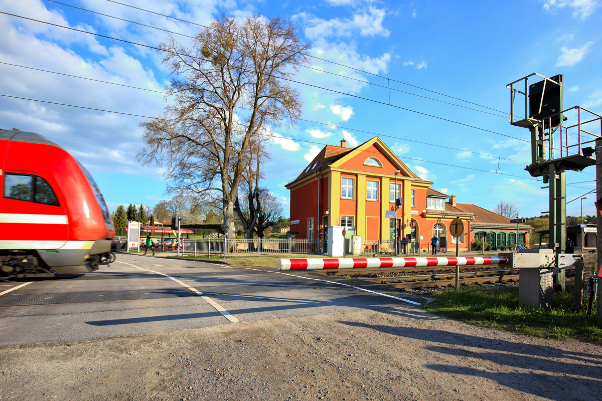 Der Historische Bahnhof Chorin mit Touristeninfo, Souvenierladen, Fahrradverleih  usw. wurde bis 2008 restauriert. Hier verlässt gerade die Nase des Triebkopfes vom RE 3 den Bahnübergang. - 29.04.2016
