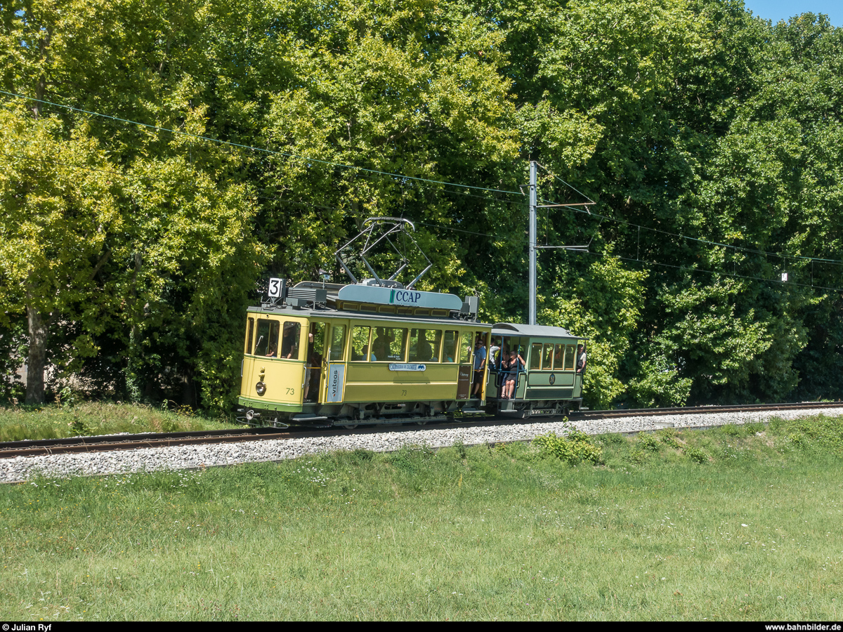 Der historische Be 2/2 73 der Association Neuchâteloise des Amis du Tramway (ANAT) mit dem ehemaligen Pferdetramanhänger Nr. 1 am 12. August 2018 bei Colombier.