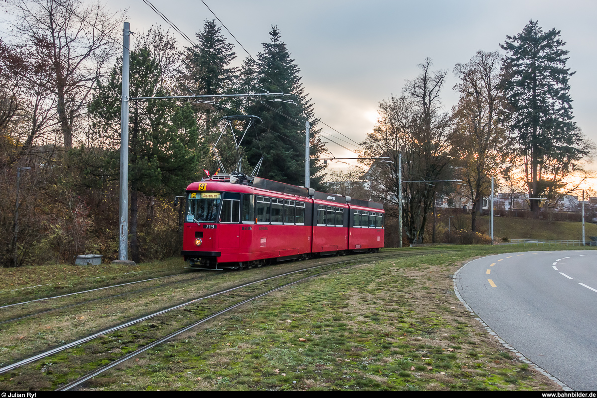 Der historische Be 8/8 719 am 17. November 2018 im Holenacker. Bis zum 25. November ist dieses Tram täglich von 6 bis 24 Uhr zwischen Bümpliz und Brünnen unterwegs um eine neue im Tram verbaute Schienenschmieranlage zu testen.