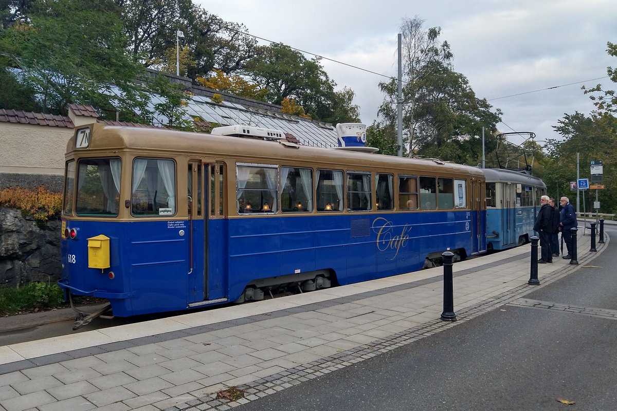 Der historische  Cafévagnen  B31C mit der Nr. 618 im Anhang des Triebwagens 333 der Stockholmer Djurgårdslinjen. Hier zu sehen am 29.9.2019 am Haltepunkt  Waldemarsudde . Man beachte die Kaffeetasse auf dem Dach!