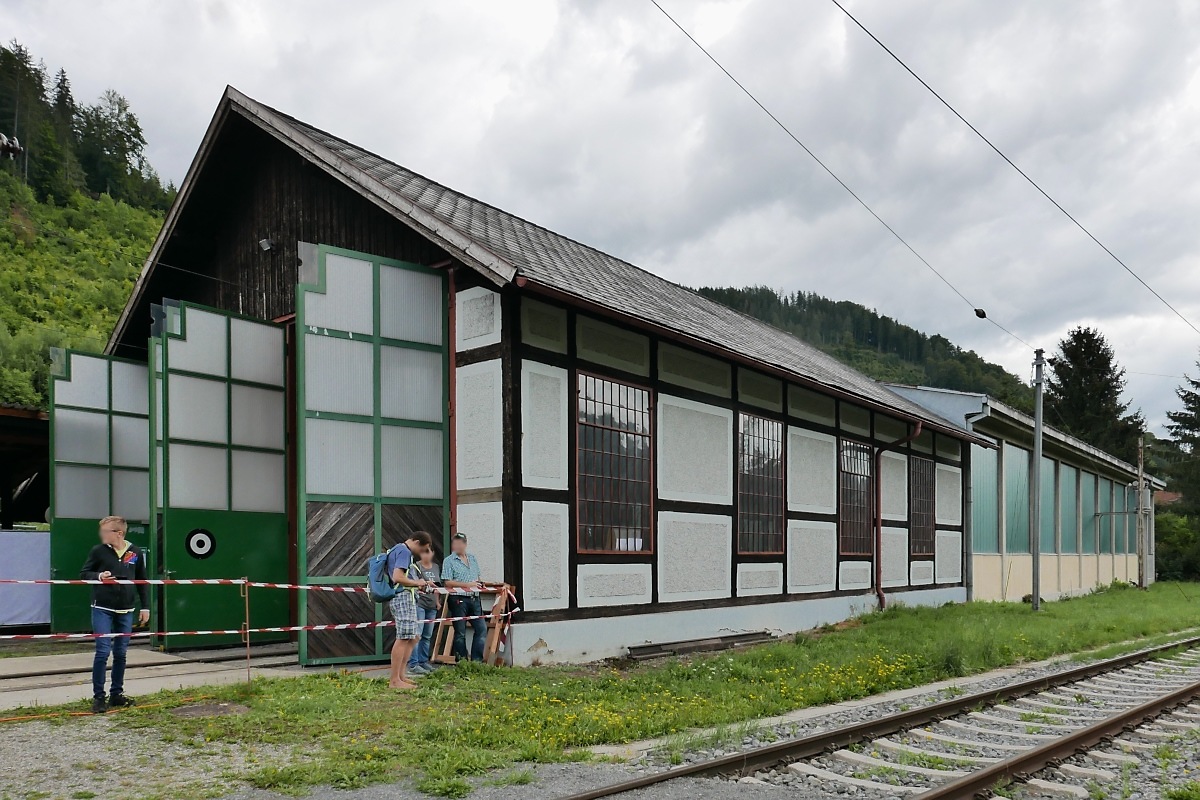 Der historische Lokschuppen und sein moderner Anbau im Bahnhof Übelbach während der 100-Jahr-Feier der Strecke Peggau-Übelbach, 04.08.2019