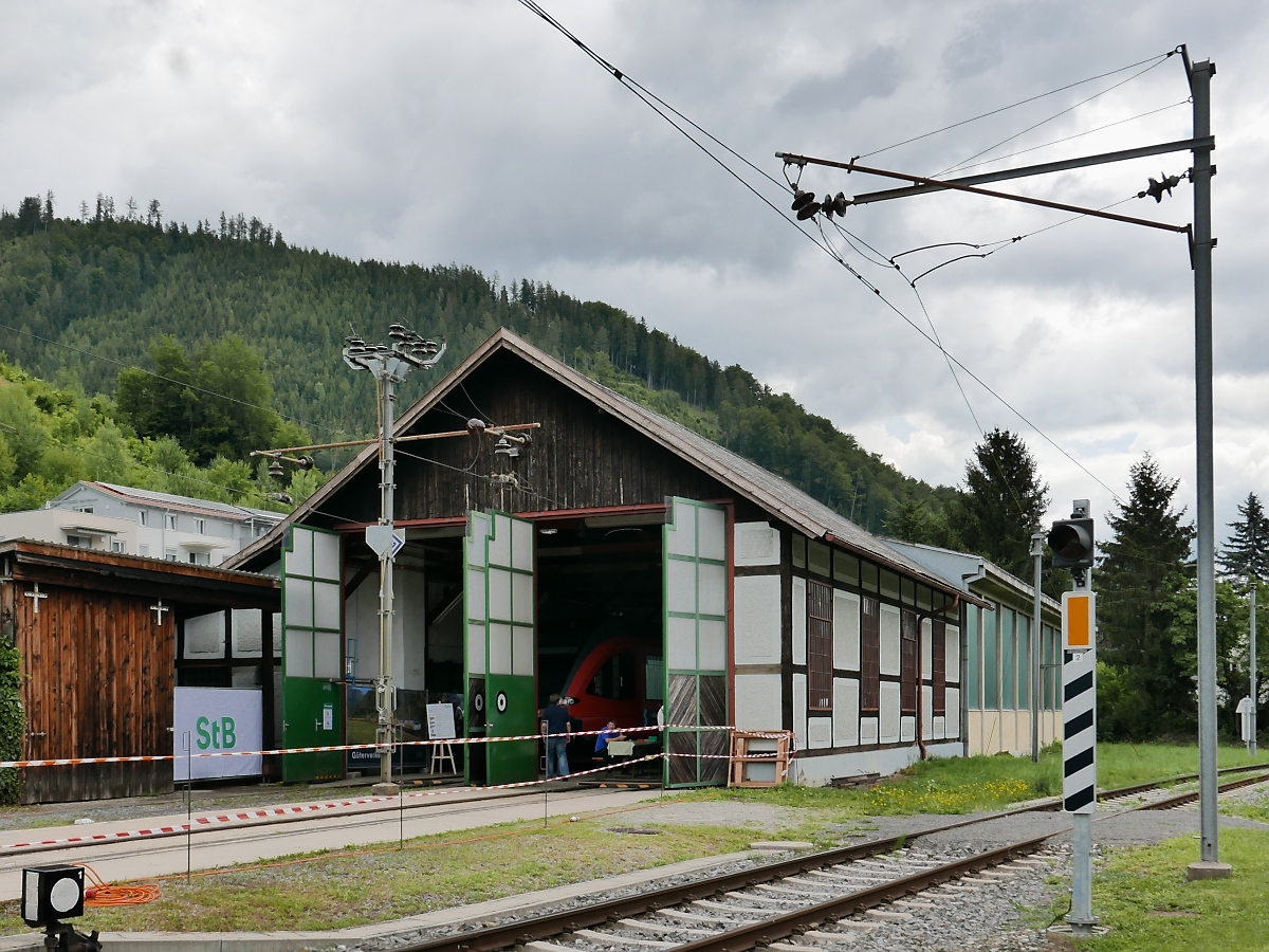 Der historische Lokschuppen und sein moderner Anbau im Bahnhof Übelbach während der 100-Jahr-Feier der Strecke Peggau-Übelbach, 04.08.2019 