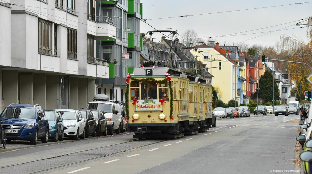Der historische Museumszug Finchen bestehend aus 1285, 1257 und 1286 auf dem Weg zum Neumarkt um dort die alljährlichen Nikolausfahrten durchzuführen. Hier auf der Berrenrather Straße am 01.12.2019. 