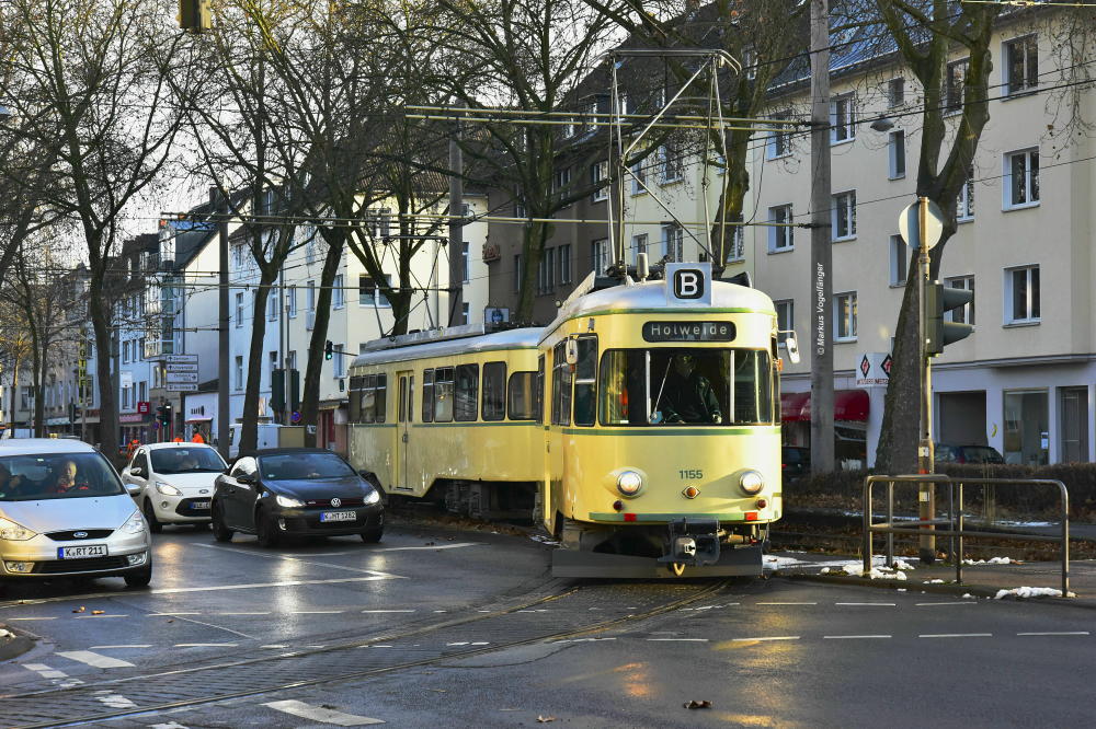 Der historische Museumszug Paula bestehend aus 1155 & 1159 auf der Luxemburger Straße am 03.01.2017.