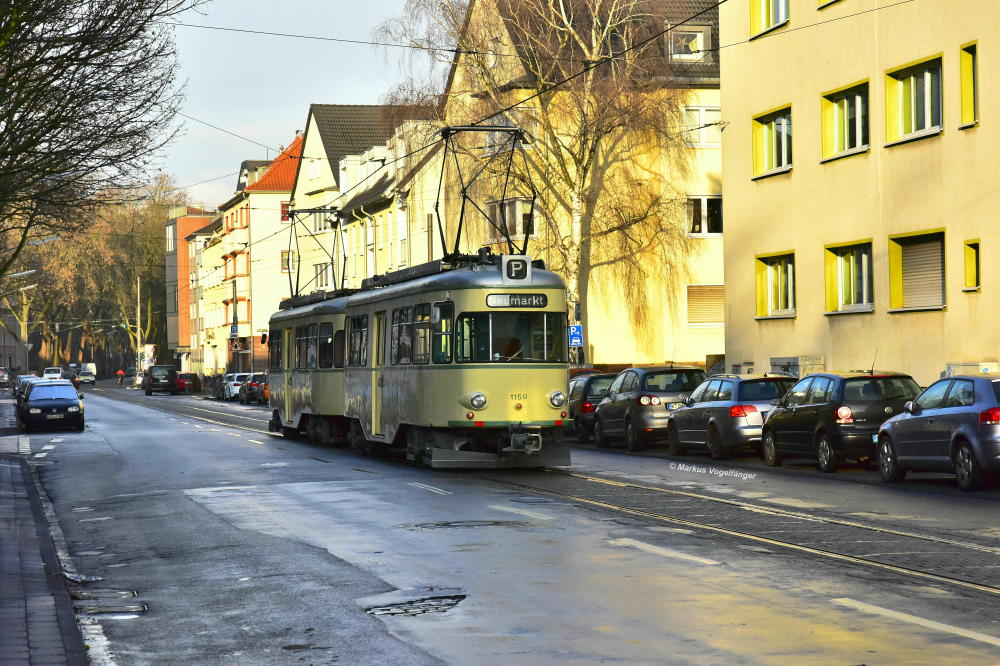 Der historische Museumszug Paula bestehend aus 1155 & 1159 auf der Neuenhöfer Allee am 03.01.2017.