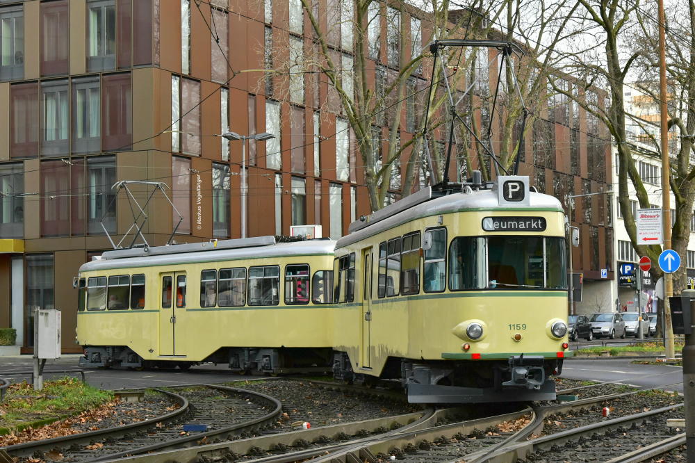Der historische Museumszug Paula bestehend aus 1155 & 1159 auf der Kreuzung Scheidtweilerstraße/Melatengürtel am 03.01.2017.