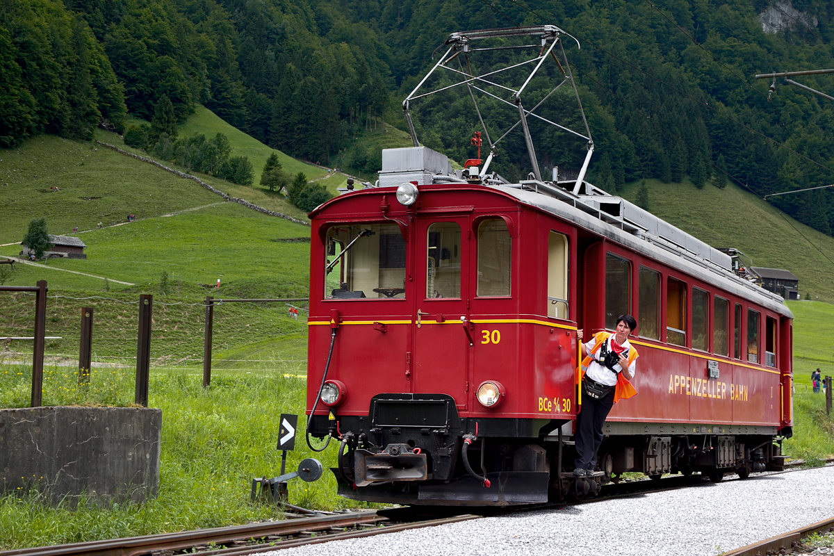 Der historische SIG/MFO Triebwagen BCe 4/4 Nr.30 aus dem Jahre 1933 der Appenzellerbahn beim Kopf machen im Bahnhof Wasserauen.Bild vom 26.7.2015